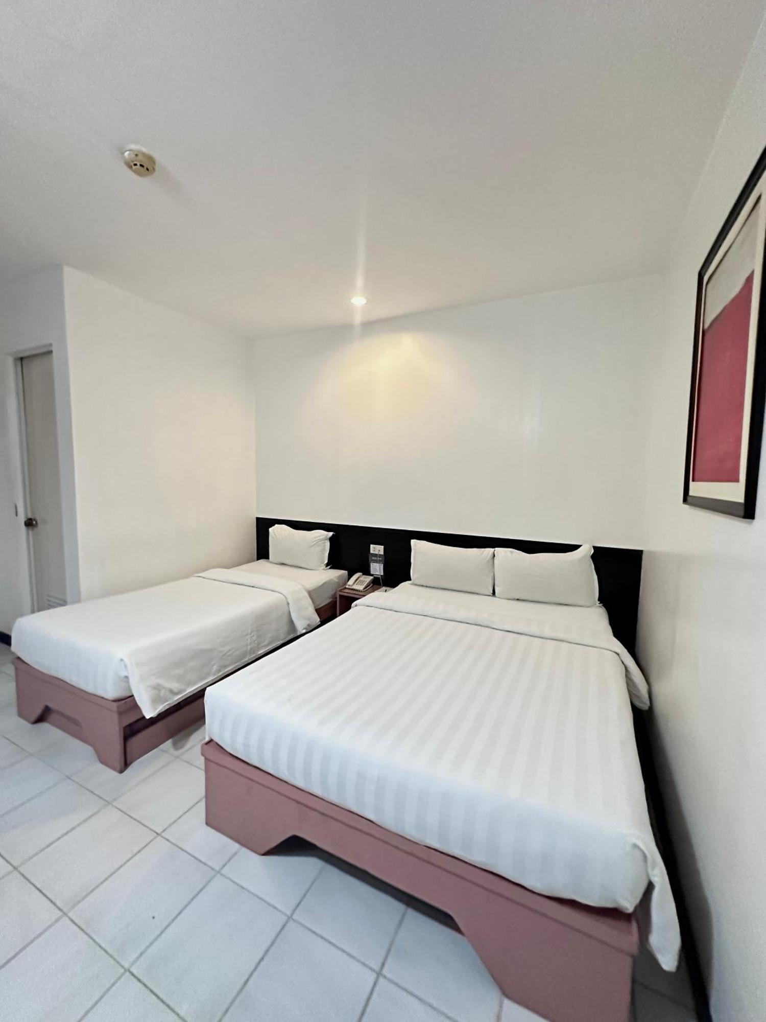 Hotel Pier Cuatro Cebu Exterior photo